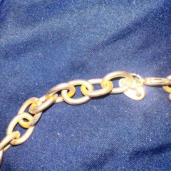 ✨Gold & White Flower Necklace 🌸 - Picture 3 of 3